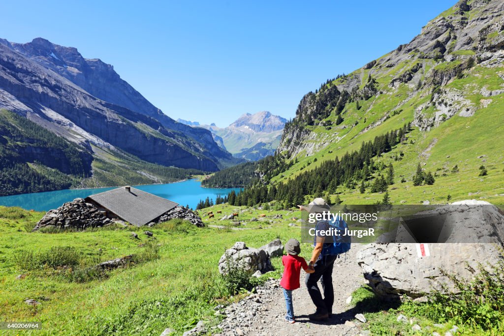 Familienwandern in den Schweizer Bergen