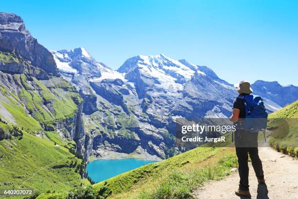 homme de randonnée dans les montagnes suisses - lac-oeschinensee photos et images de collection