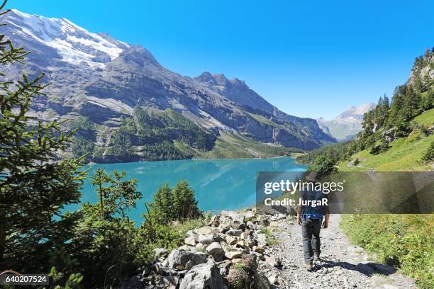 homme mature randonnée en montagne en suisse - lac-oeschinensee photos et images de collection