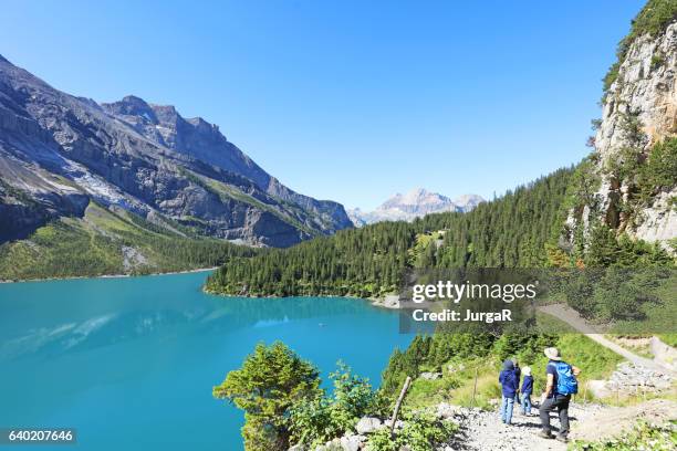 randonnée en famille dans les montagnes suisses - lac-oeschinensee photos et images de collection