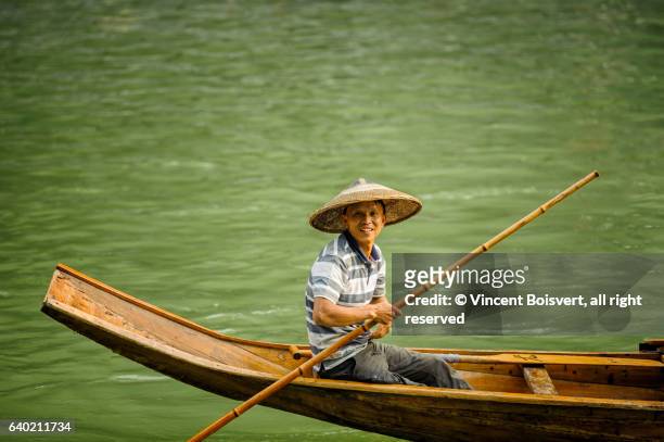traditional boat in fenghuang (phoenix ancient city), china - un seul homme stockfoto's en -beelden