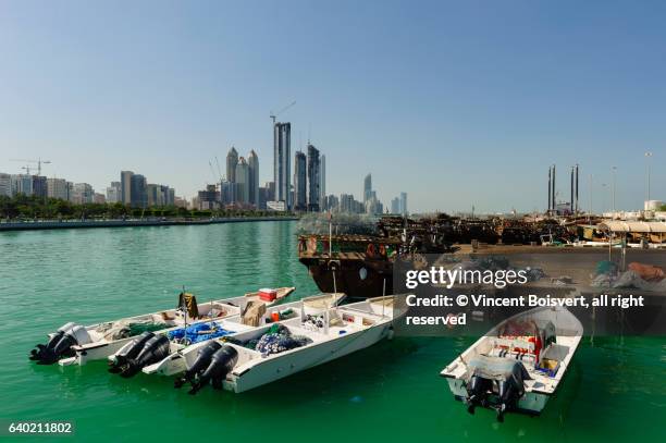 abu dhabi marina, united arab emirates - old abu dhabi stockfoto's en -beelden