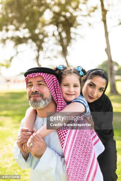 glück saudi familienportrait - saudi youth stock-fotos und bilder