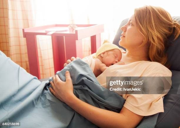 premature baby girl resting on mother's breasts - premature 個照片及圖片檔