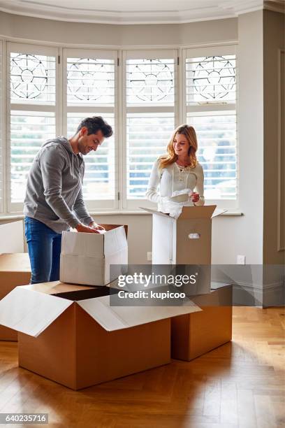 disimballare la loro vita in una nuova casa - home sweet home espressione inglese foto e immagini stock