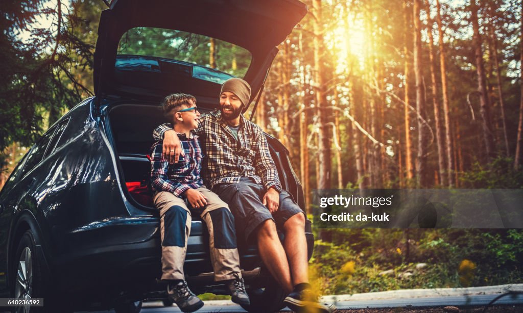 Padre e hijo viajando en coche