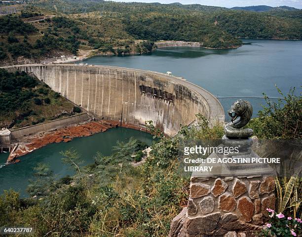 Kariba Dam hydroelectric dam in the Kariba Gorge of the Zambezi river basin between Zambia and Zimbabwe.