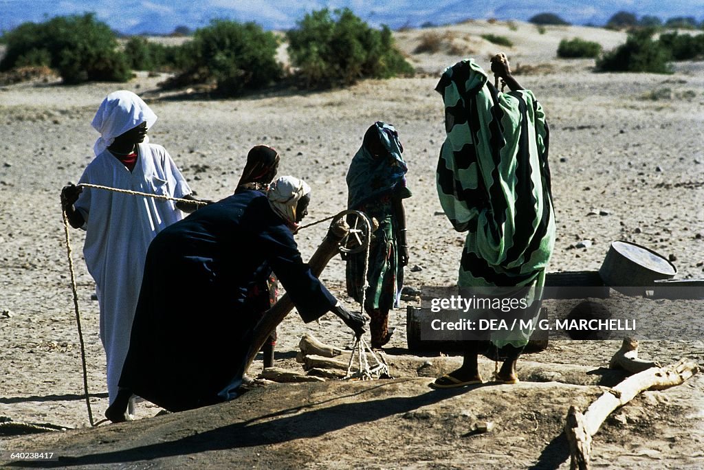 Women drawing water from well in Enneri Miski Wadi
