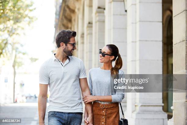 enjoying a day in the city - elegant couple stockfoto's en -beelden