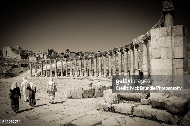 the oval forum, jerash, jordan. - roman decapolis city - fotografias e filmes do acervo