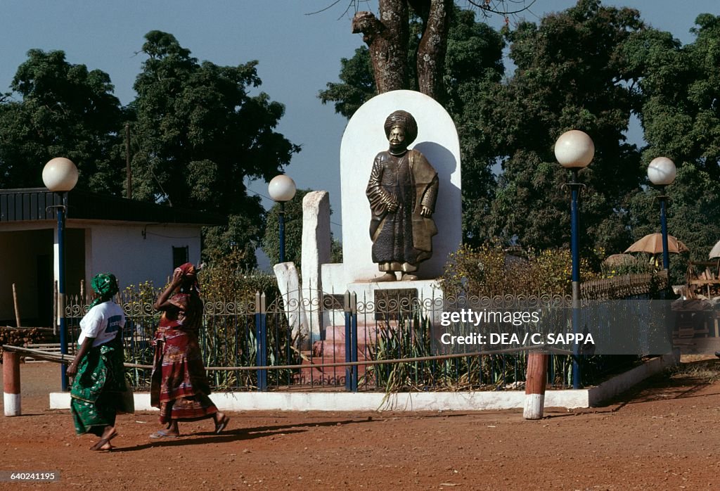 Statue of King Ibrahim Mbouombouo Njoya, Foumban