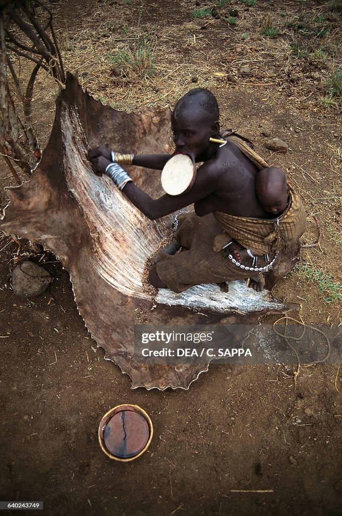 Mursi woman working, Mago National Park
