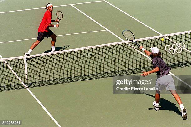 Roger Federer and Arnaud Di Pasquale during the men's singles Bronze medal match at the 2000 Olympics.