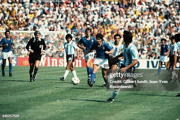 Second round match of the 1982 FIFA World Cup between Italy and Argentina. With the ball, Paolo Rossi . | Location: Barcelona, Spain.