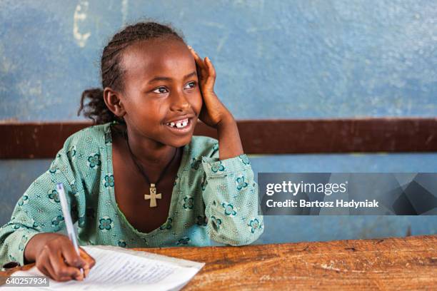 rapariga africano é a aprendizagem de língua inglesa - tribo africana oriental imagens e fotografias de stock