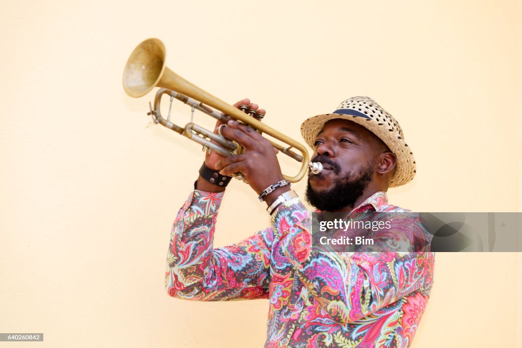 Cuban Músico tocando trompete, Havana, Cuba