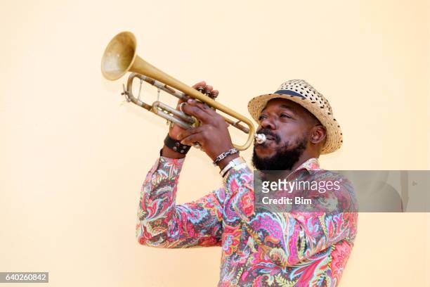cuban musician playing trumpet, havana, cuba - musician 個照片及圖片檔
