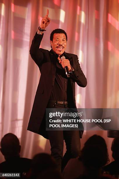 American singer Lionel Richie performes 'Easy' during a dinner on the occassion of the U.S.-Africa Leaders Summit on the South Lawn of the White...