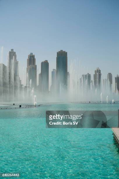 musical fountains in dubai downtown - dubai fountain stock pictures, royalty-free photos & images