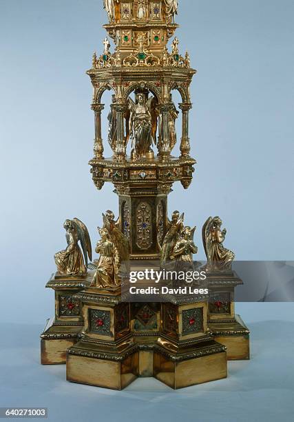 Monstrance in gilt silver and semi-precious stones. At the base their are six angels, above them a shrine containing the three archangels: Micael...