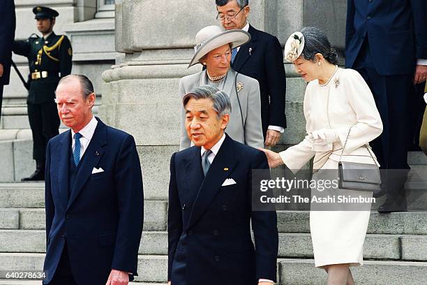 Grand Duke Jean of Luxembourg, Emperor Akihito, Grand Duchess Josephine Charlotte and Empress Michiko attend the welcome ceremony at the Akasaka...