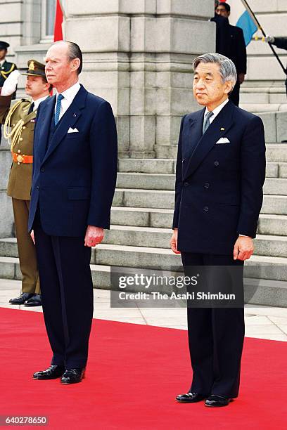 Grand Duke Jean of Luxembourg and Emperor Akihito attend the welcome ceremony at the Akasaka State Guest House on April 5, 1999 in Tokyo, Japan.