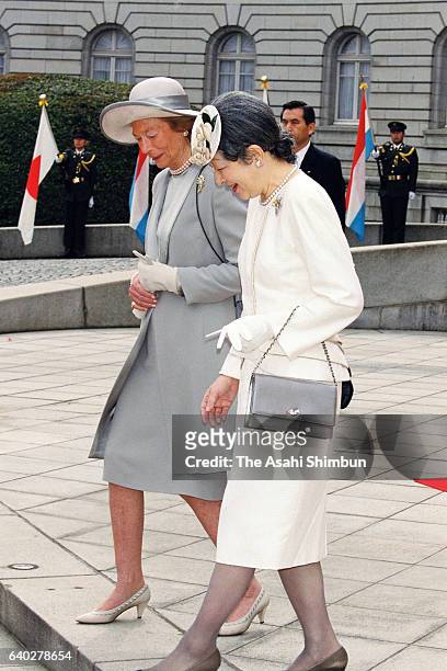 Grand Duchess Josephine Charlotte of Luxembourg and Empress Michiko attend the welcome ceremony at the Akasaka State Guest House on April 5, 1999 in...