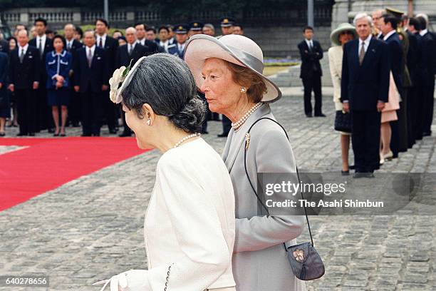 Grand Duchess Josephine Charlotte of Luxembourg and Empress Michiko attend the welcome ceremony at the Akasaka State Guest House on April 5, 1999 in...