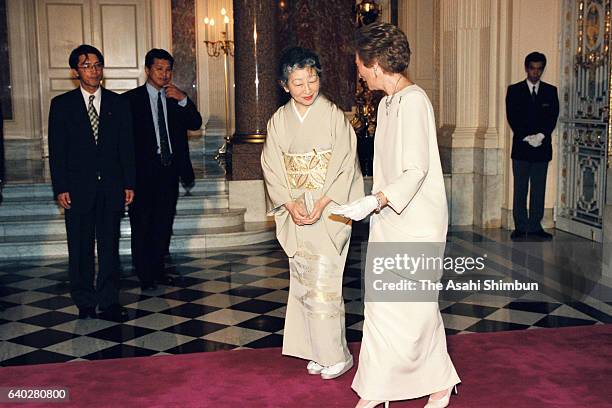 Grand Duchess Josephine Charlotte of Luxembourg welcomes Empress Michiko prior to a return reception at the Akasaka State Guest House on April 7,...