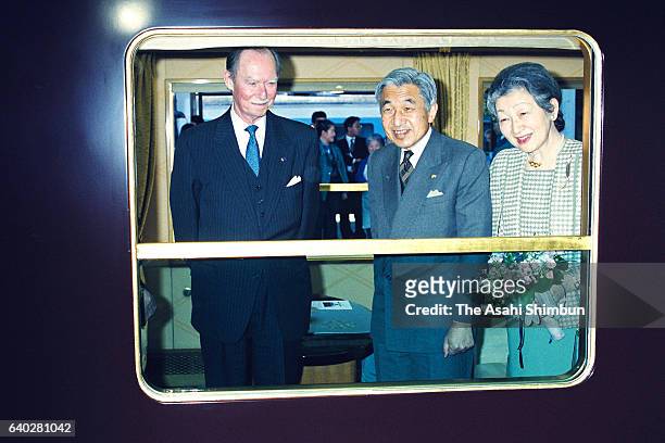 Grand Duke Jean of Luxembourg, Emperor Akihito and Empress Michiko are seen at the special coach at JR Otsuki Station on April 8, 1999 in Otsuki,...