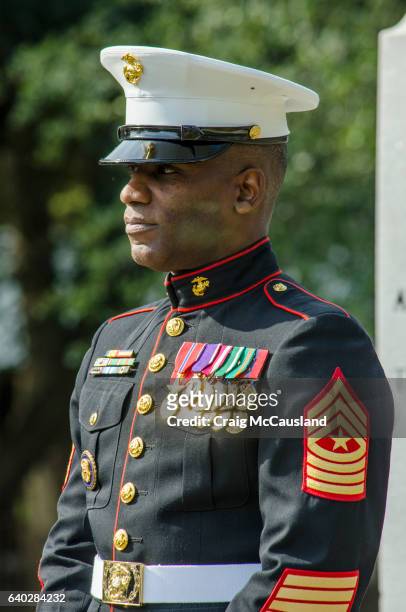 decorated marine gives keynote speech at a veteran’s day cermony - us marine corps stock pictures, royalty-free photos & images