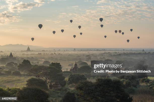 hot-air balloons flying over pagodas in bagan, mandalay, myanmar - bagan temples damaged in myanmar earthquake stock pictures, royalty-free photos & images