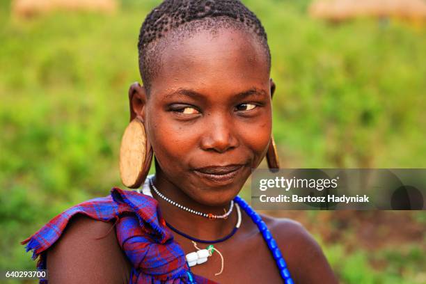 retrato de niña de tribu mursi, etiopía, áfrica - tribu mursi fotografías e imágenes de stock