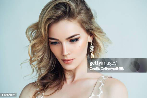 photo shot of young beautiful woman - jewellery model stockfoto's en -beelden