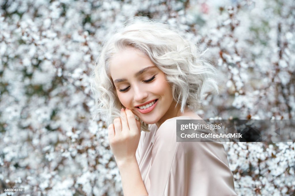 美しい女の子の背景、春のブッシュ