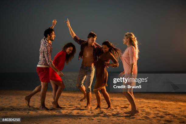 beach party at night! - praia noite imagens e fotografias de stock