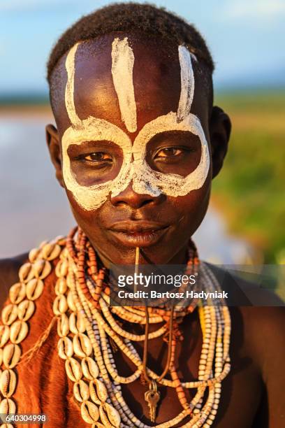 portrait of woman from karo tribe, ethiopia, africa - african tribal face painting 個照片及圖片檔