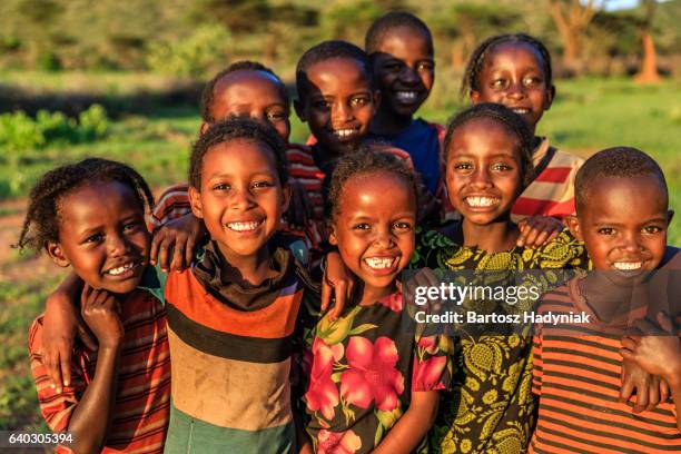 eine gruppe von glückliche kinder in afrika, naher osten und afrika - africa child stock-fotos und bilder