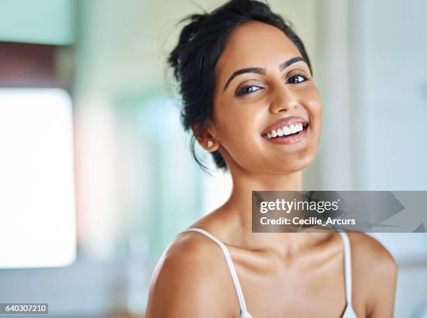 choose positivity every morning - woman in bathroom stockfoto's en -beelden