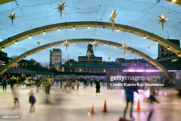 toronto winter fun. ice skating on nathan phillips square - praça nathan phillips - fotografias e filmes do acervo