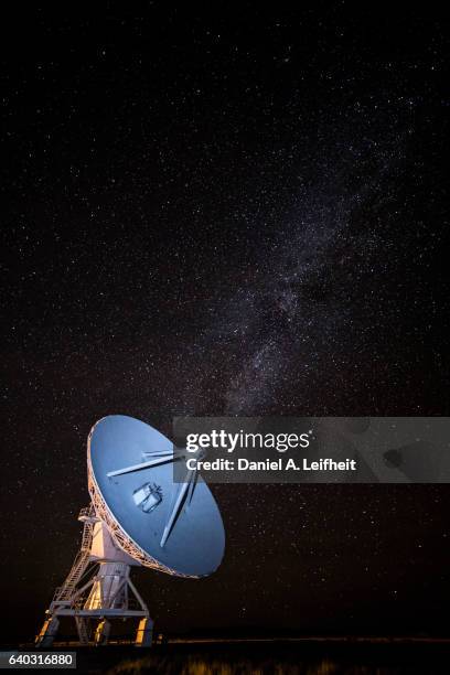 radio telescope and the milky way galaxy - audio receiver stock pictures, royalty-free photos & images