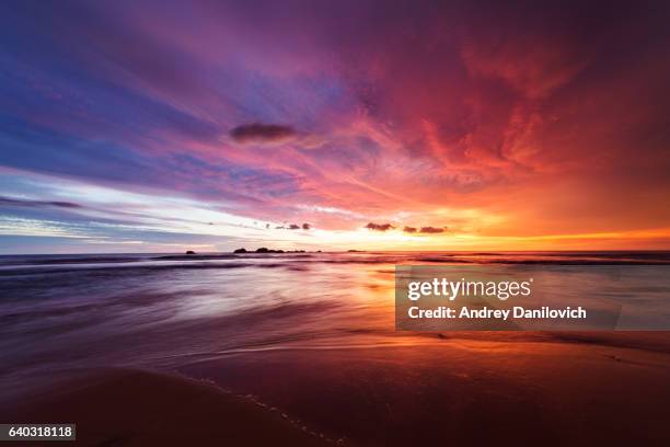 puesta de sol sobre el océano índico  - naranja color fotografías e imágenes de stock