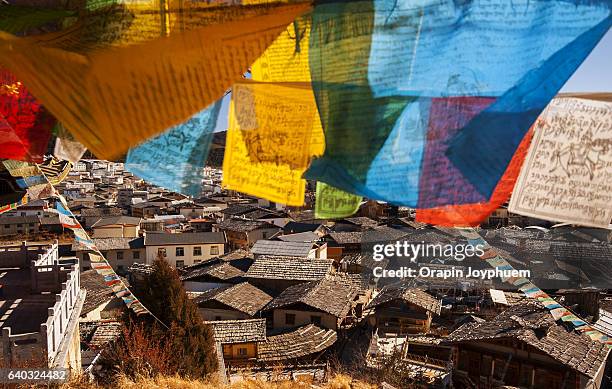 the colorful tibetan prayer flags at songzanlin si monastery, shangri-la, china. - songzanlin monastery - fotografias e filmes do acervo