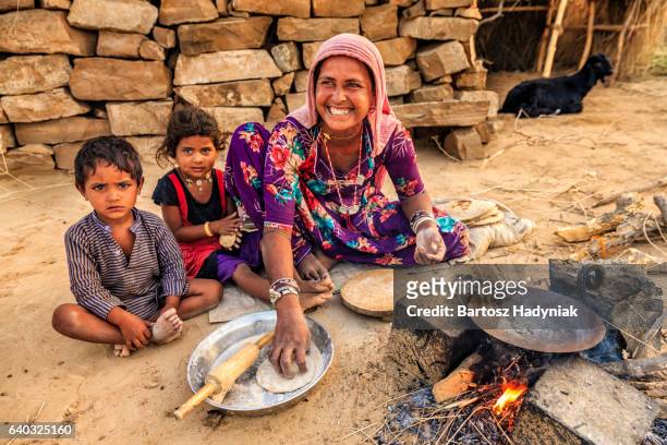 indian woman preparing food - chapatti, flat bread, desert village - jodhpur 個照片及圖片檔