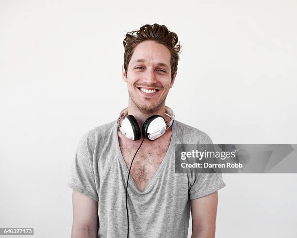 man wearing headphones, smiling - hairy man stockfoto's en -beelden