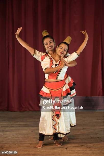 kandyan dancer during the show, kandy, sri lanka - kandyan dancer stockfoto's en -beelden