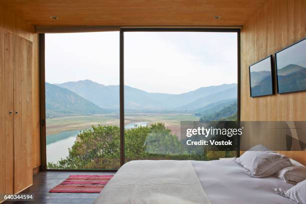 hotel suite in the vineyards in chile - panoramic bedroom photos et images de collection