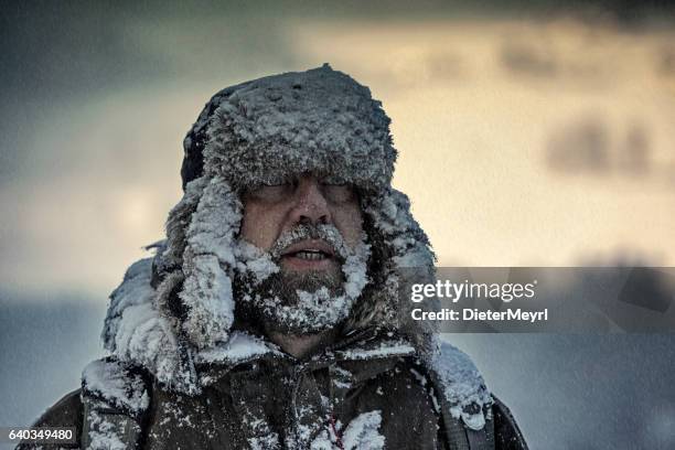 mann bei schwerem schneesturm von schnee bedeckt - gesicht kälte stock-fotos und bilder