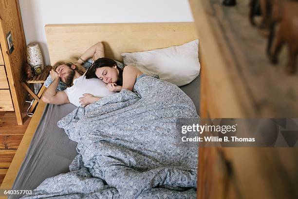 overhead view of couple waking up - couple sleeping fotografías e imágenes de stock