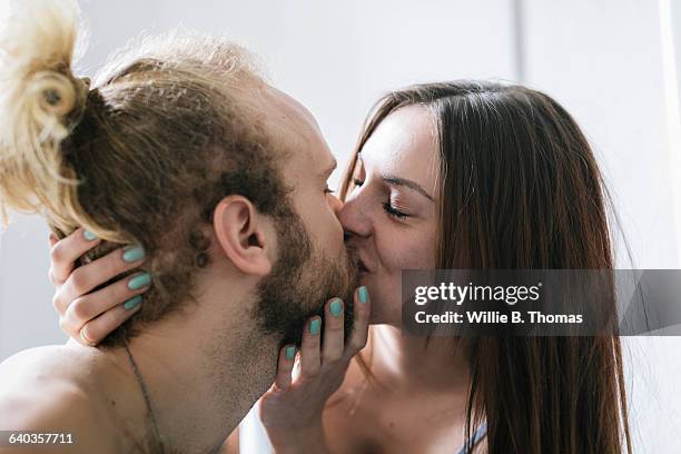 close-up of kissing couple - couple and kiss and bathroom 個照片及圖片檔